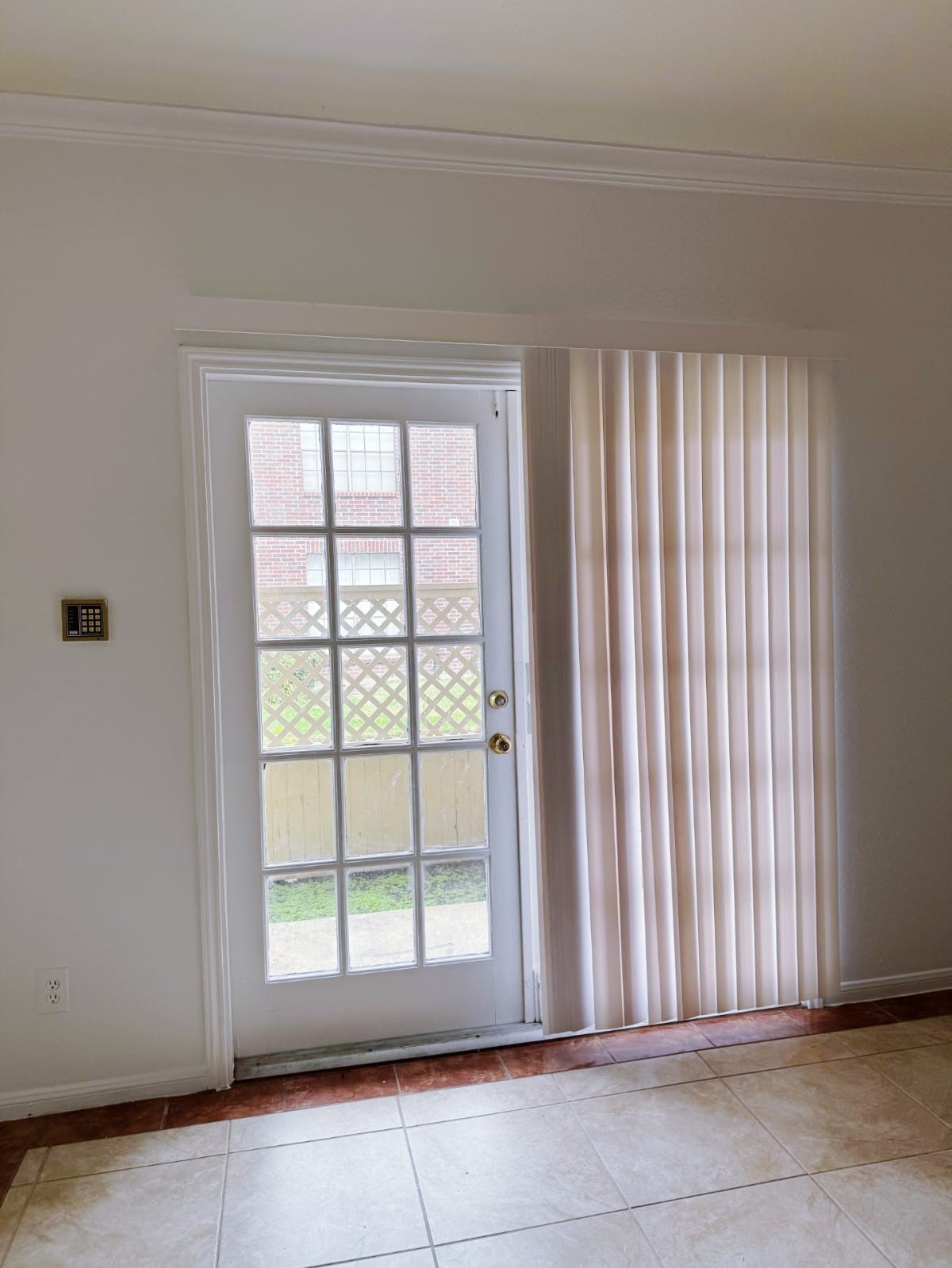 2121 El Paseo Street, Unit 1801 Houston, TX 77054 - Photo 10 of 12 an empty room with large window