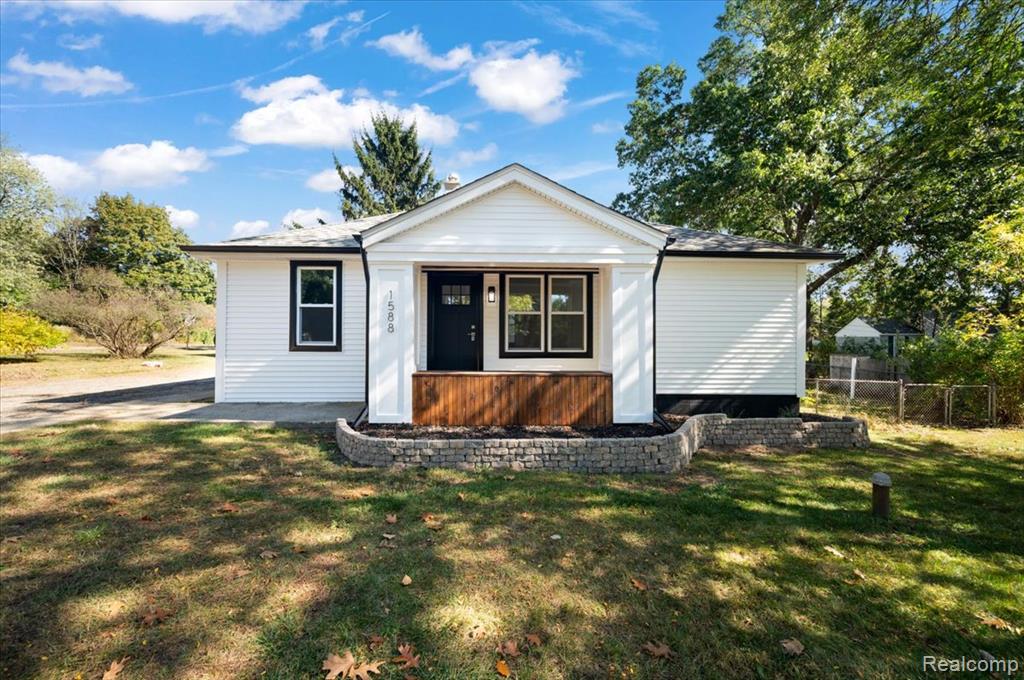 1588 Ladd Road Wolverine Lake, MI 48390 - Photo 4 of 35