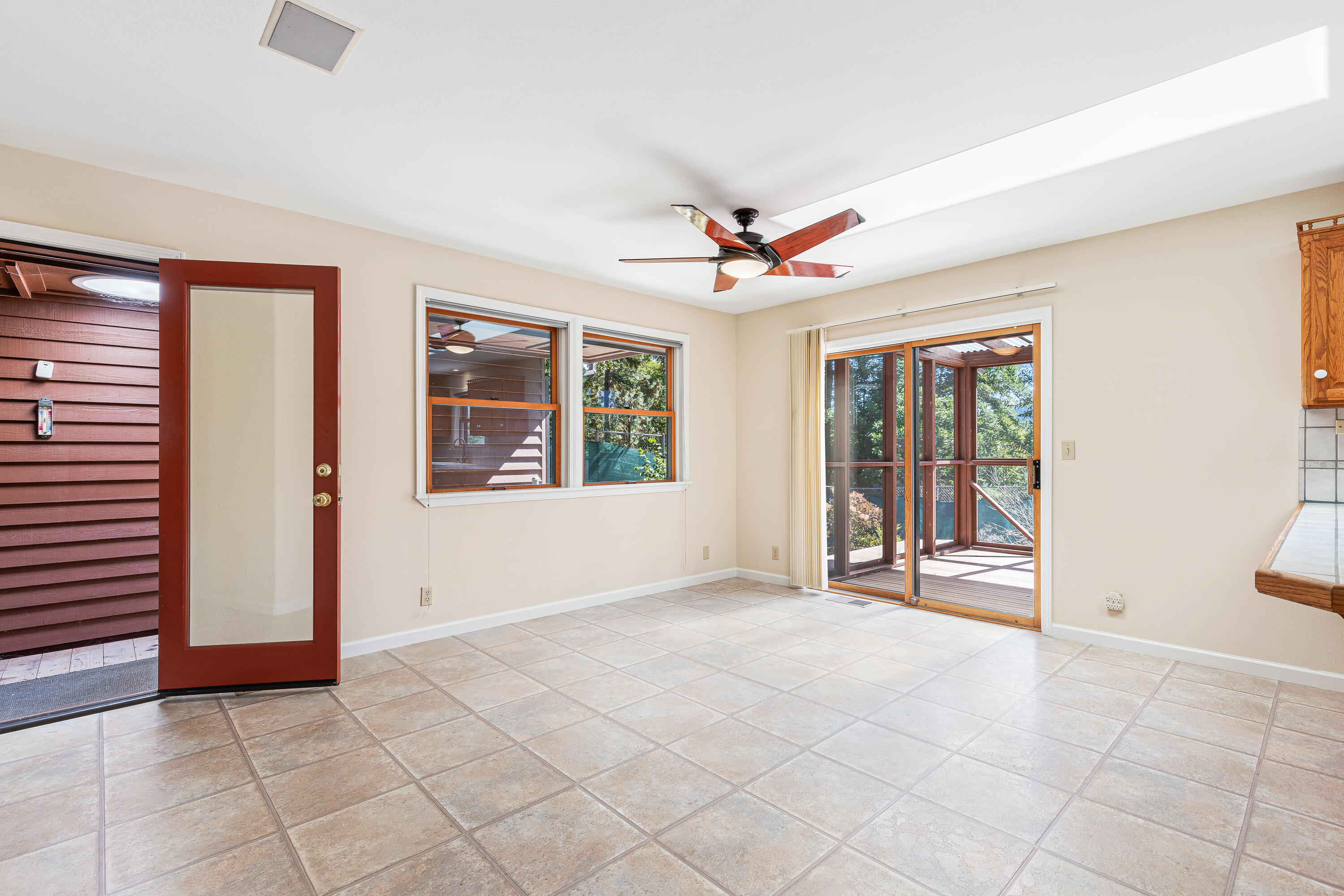 9552 North Applegate Road Grants Pass, OR 97527 - Photo 20 of 32 9R9A7296