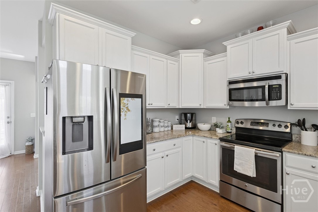 75 Timber Crest Court Savannah, GA 31407 - Photo 12 of 43 The refrigerator remains along with the washer and dryer.