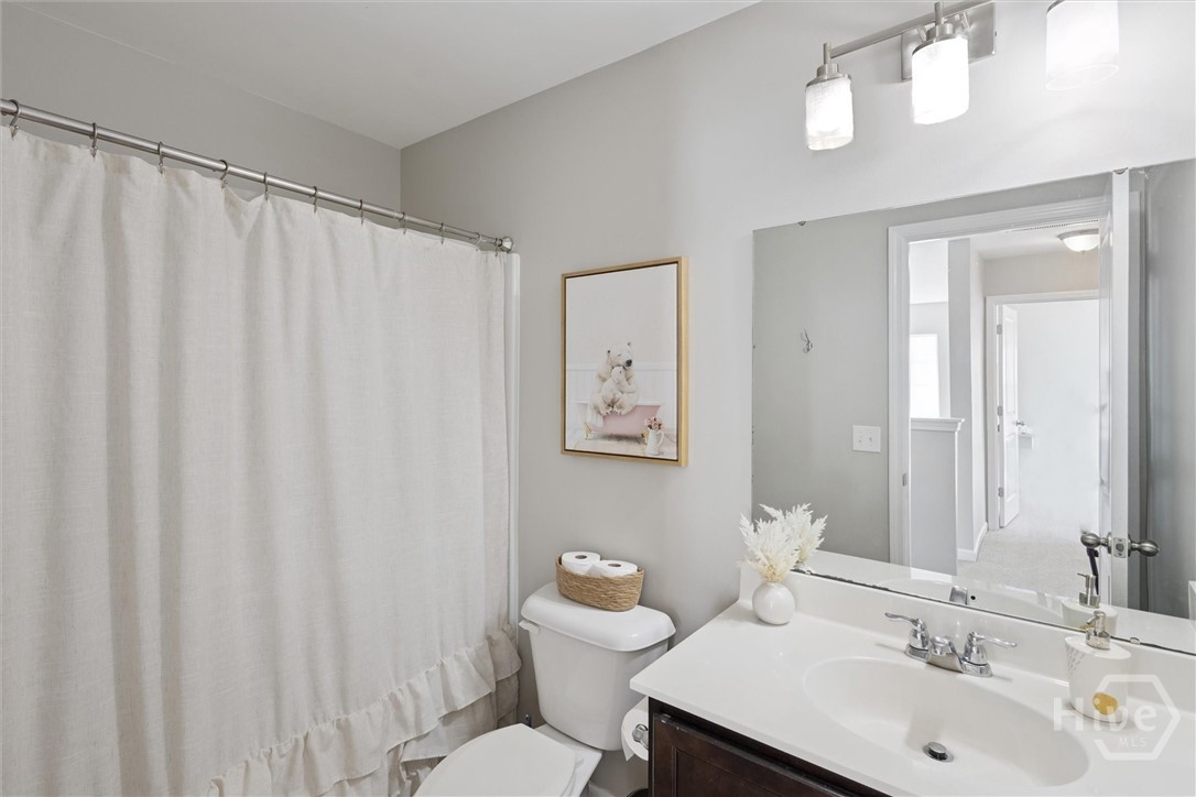 75 Timber Crest Court Savannah, GA 31407 - Photo 28 of 43 The second full bath is upstairs with a tub/shower combination.