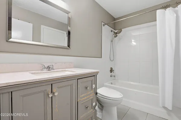 $489,000 | 147 Stratford Place, Unit 5, Lakewood, NJ 08701
