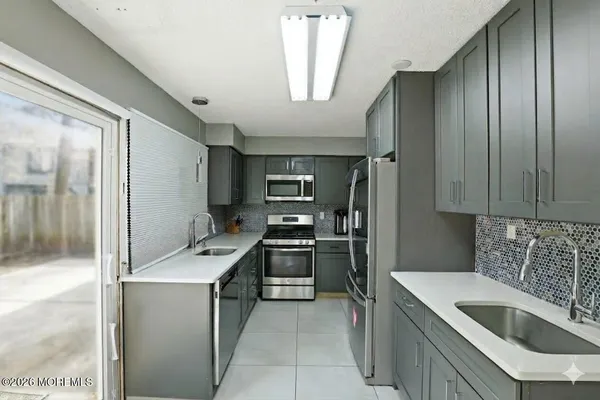 $489,000 | 147 Stratford Place, Unit 5, Lakewood, NJ 08701