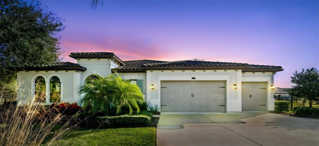 2519 Cordoba Ranch Boulevard Lutz, FL 33559 - Photo 2 of 77 a front view of a house with balcony
