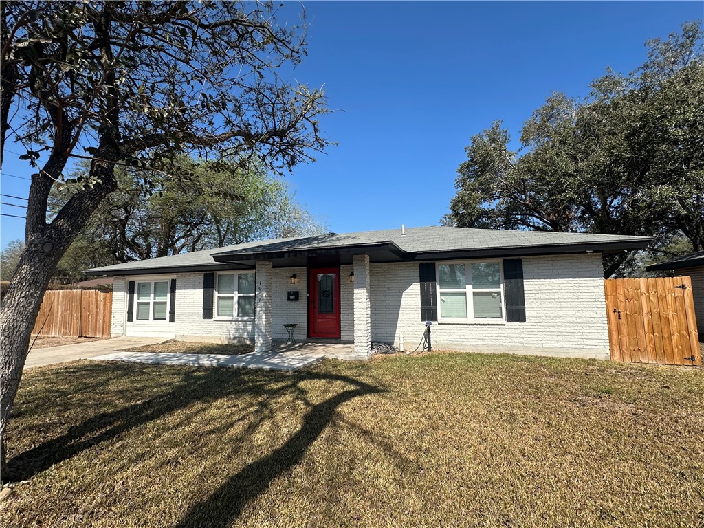 1001 East Hefferman Street Beeville, TX 78102 - Photo 2 of 12 front view of a house