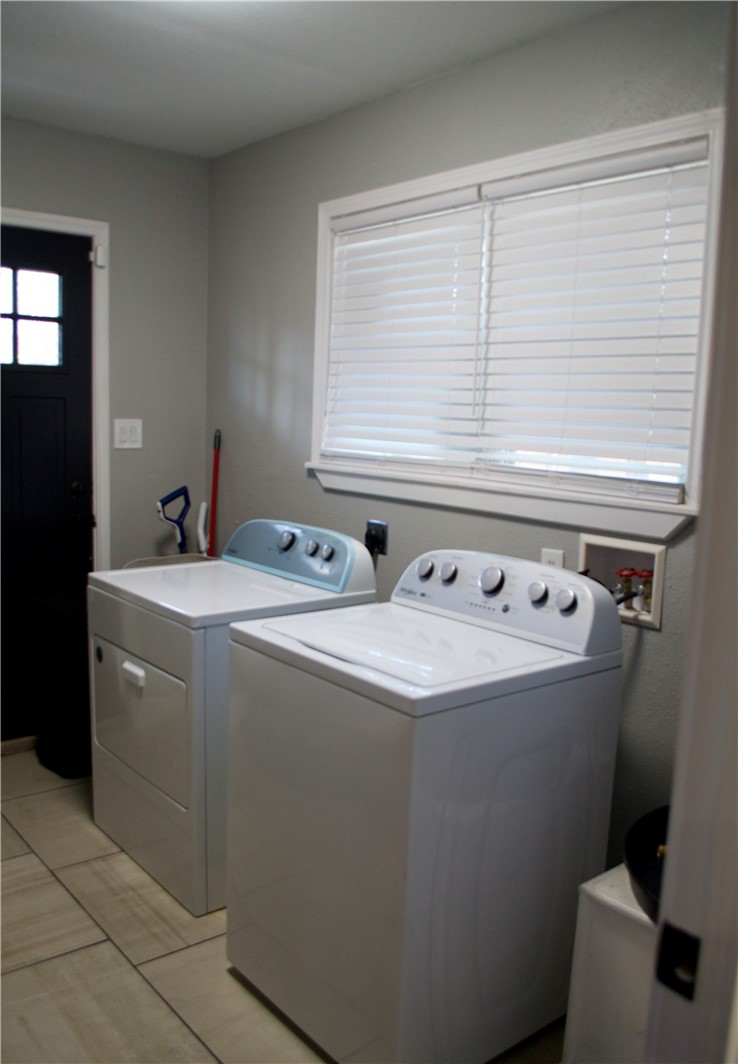 1001 East Hefferman Street Beeville, TX 78102 - Photo 5 of 12 a utility room with dryer and washer