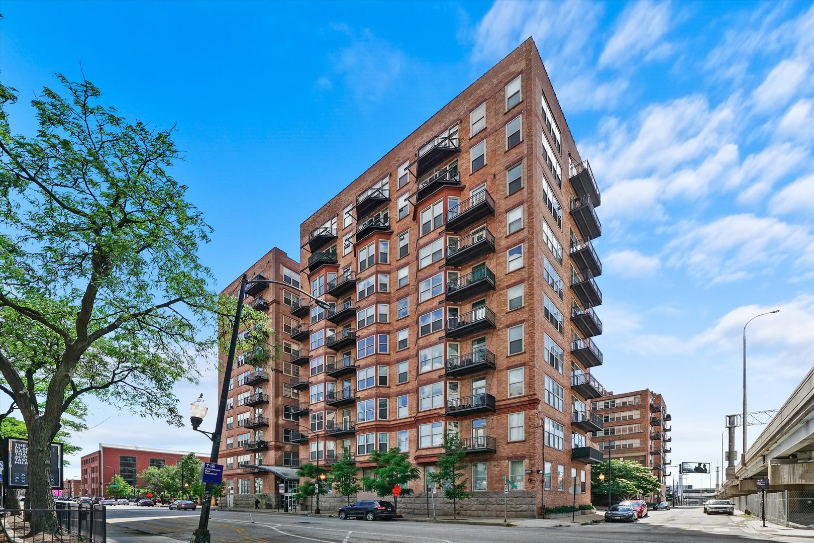 500 South Clinton Street, Unit 424 Chicago, IL 60607 - Photo 1 of 29 a view of a tall building