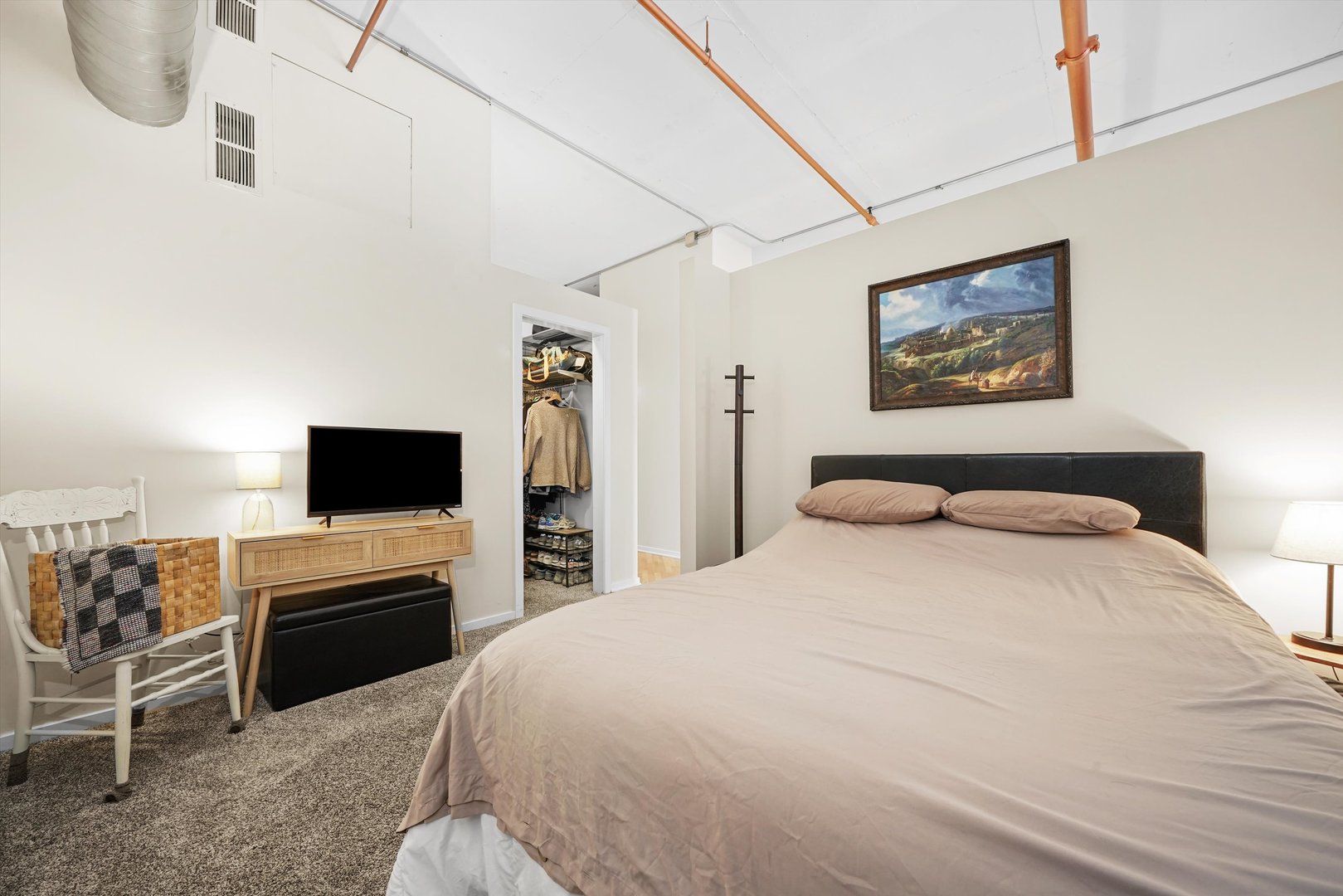 500 South Clinton Street, Unit 424 Chicago, IL 60607 - Photo 16 of 29 a bedroom with a bed and a flat screen tv