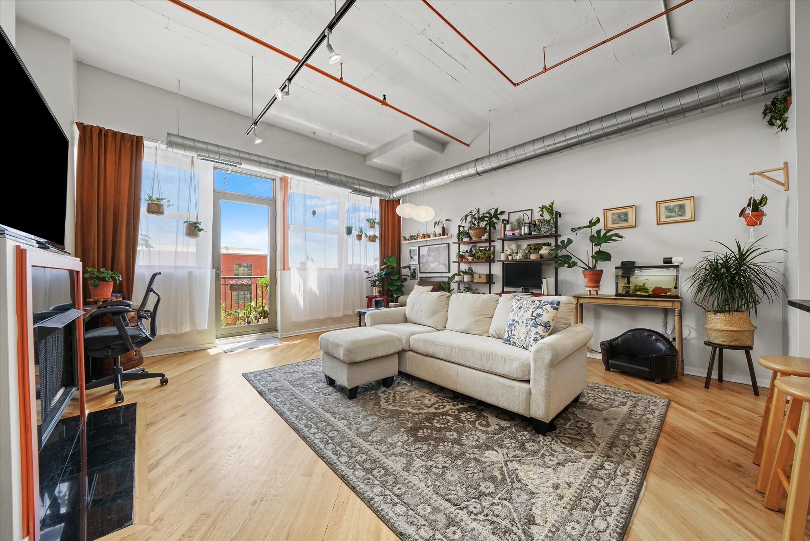500 South Clinton Street, Unit 424 Chicago, IL 60607 - Photo 2 of 29 a living room with furniture and a flat screen tv
