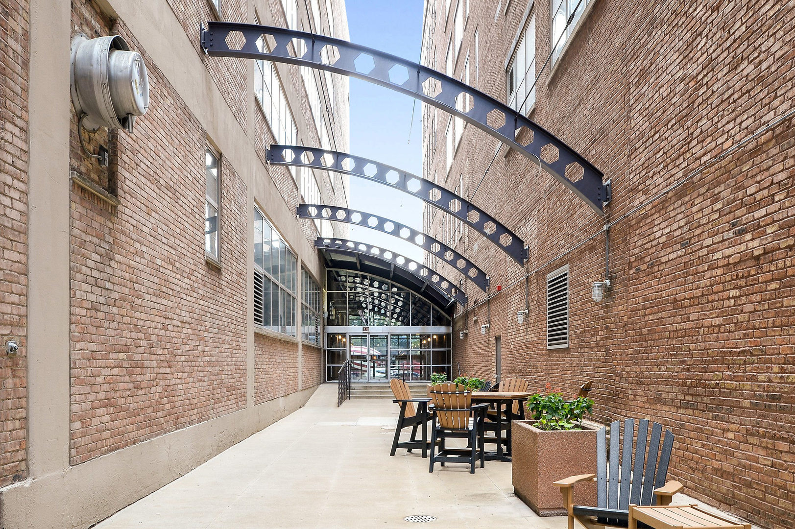 500 South Clinton Street, Unit 424 Chicago, IL 60607 - Photo 25 of 29 a patio with table and chairs