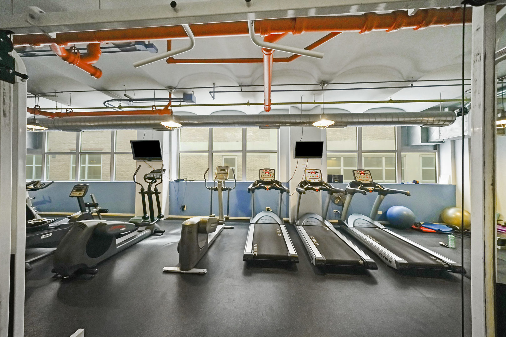 500 South Clinton Street, Unit 424 Chicago, IL 60607 - Photo 27 of 29 a view of a room with gym equipment