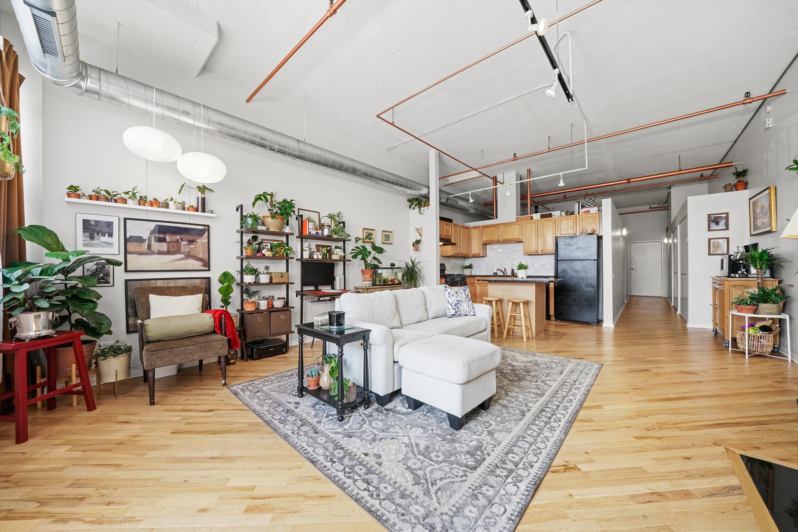 500 South Clinton Street, Unit 424 Chicago, IL 60607 - Photo 3 of 29 a living room with furniture and a rug