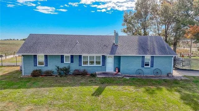 $1,500,000 | 690 Southwest 58th Highway, Centerview, MO 64019