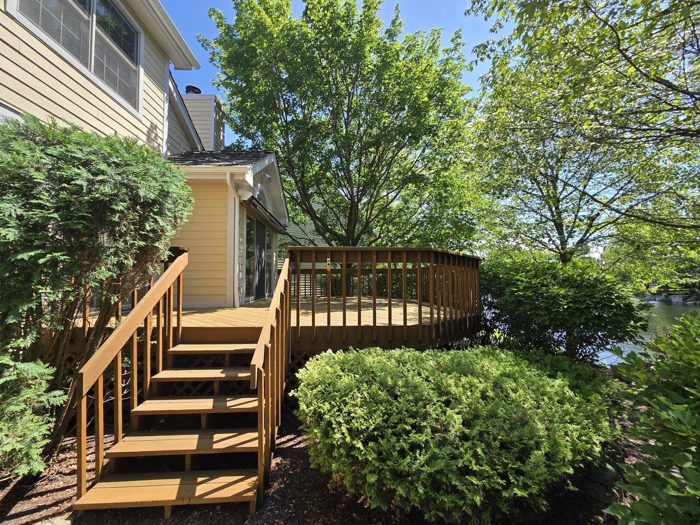 2286 Brookside Lane Aurora, IL 60502 - Photo 28 of 32 a front view of a house with a garden