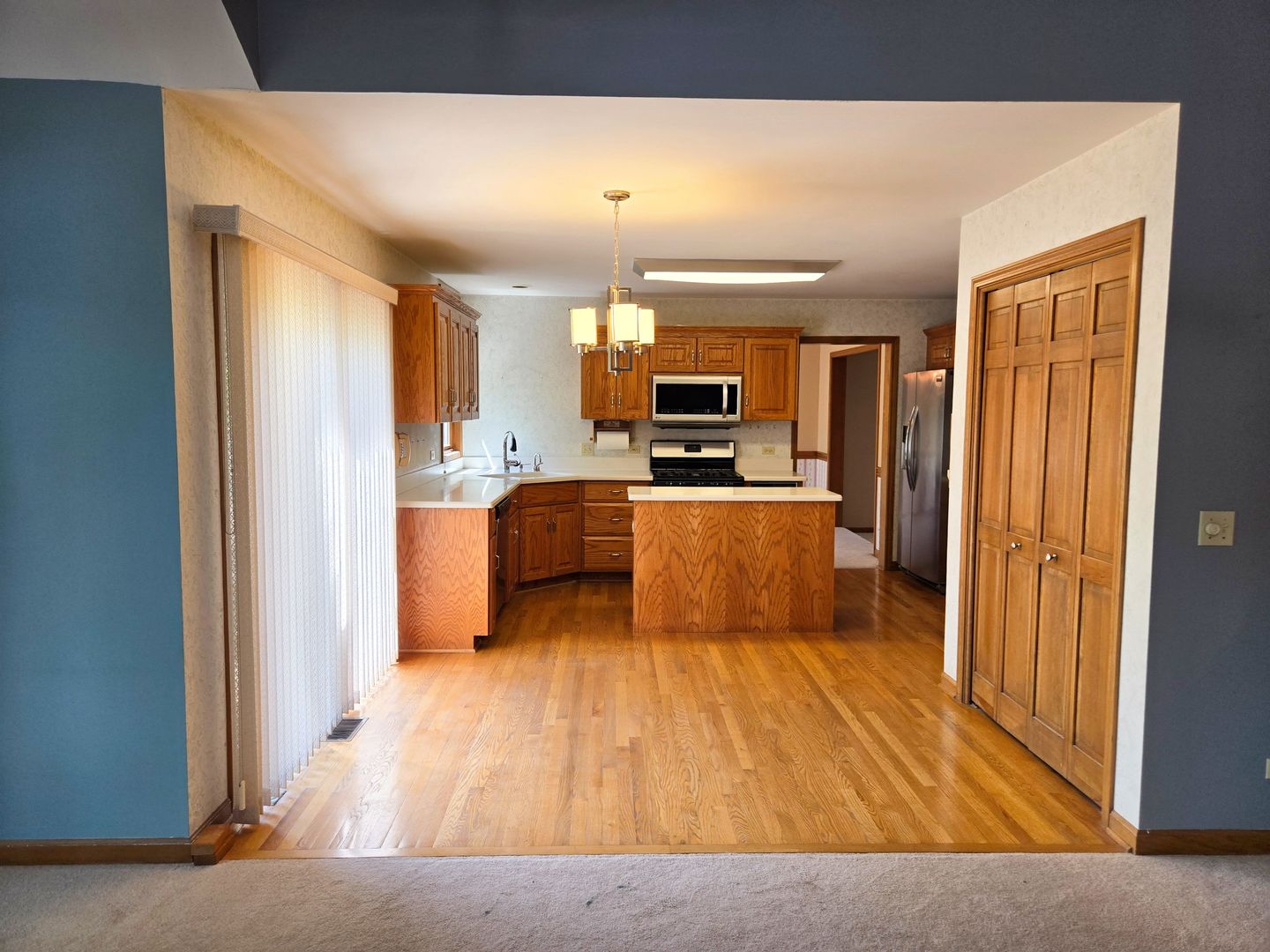 2286 Brookside Lane Aurora, IL 60502 - Photo 9 of 32 a kitchen with stainless steel appliances a refrigerator and a stove top oven