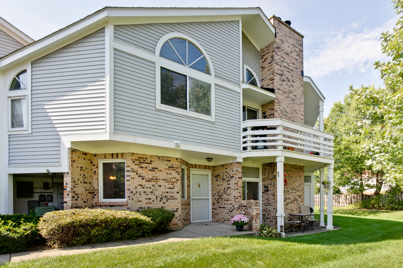 1271 Ranchview Court Buffalo Grove, IL 60089 - Photo 3 of 25 a front view of a house with a yard