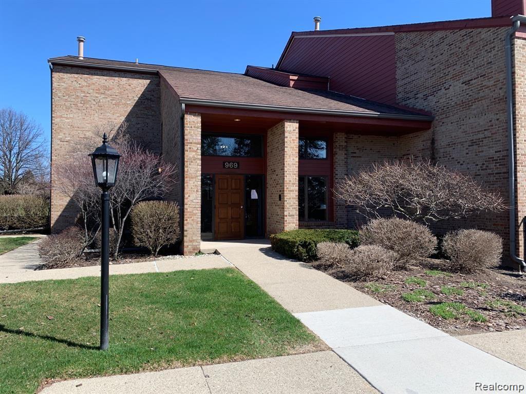 969 GreenView Court, Unit 39 Rochester, MI 48307 - Photo 1 of 29 IMG_8452.JPG