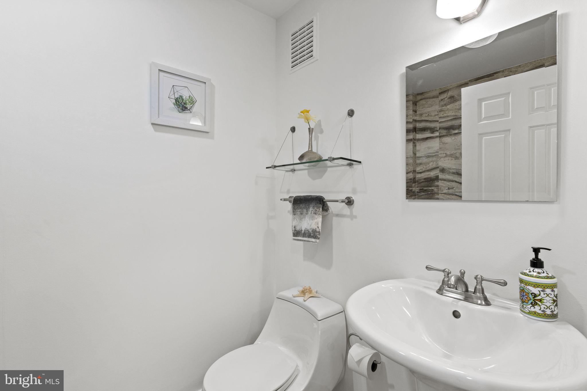 1638 Beekman Place Northwest, Unit D Washington, DC 20009 - Photo 19 of 26 Full Hall Bath