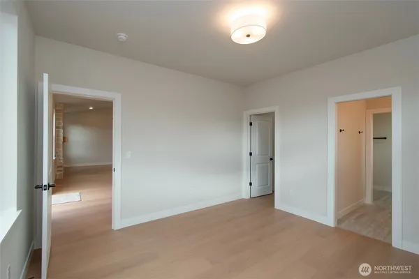an empty room with mirror in it