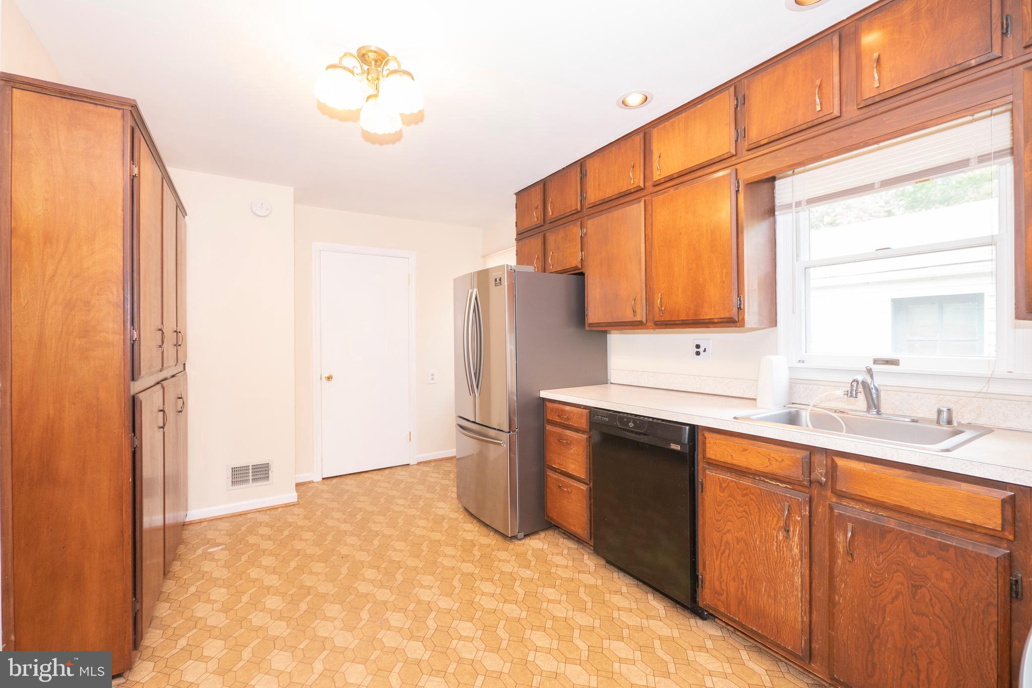 51 Old Bonifant Road Silver Spring, MD 20904 - Photo 18 of 47 Main Level - Kitchen