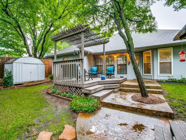 a view of a house with backyard and a tree