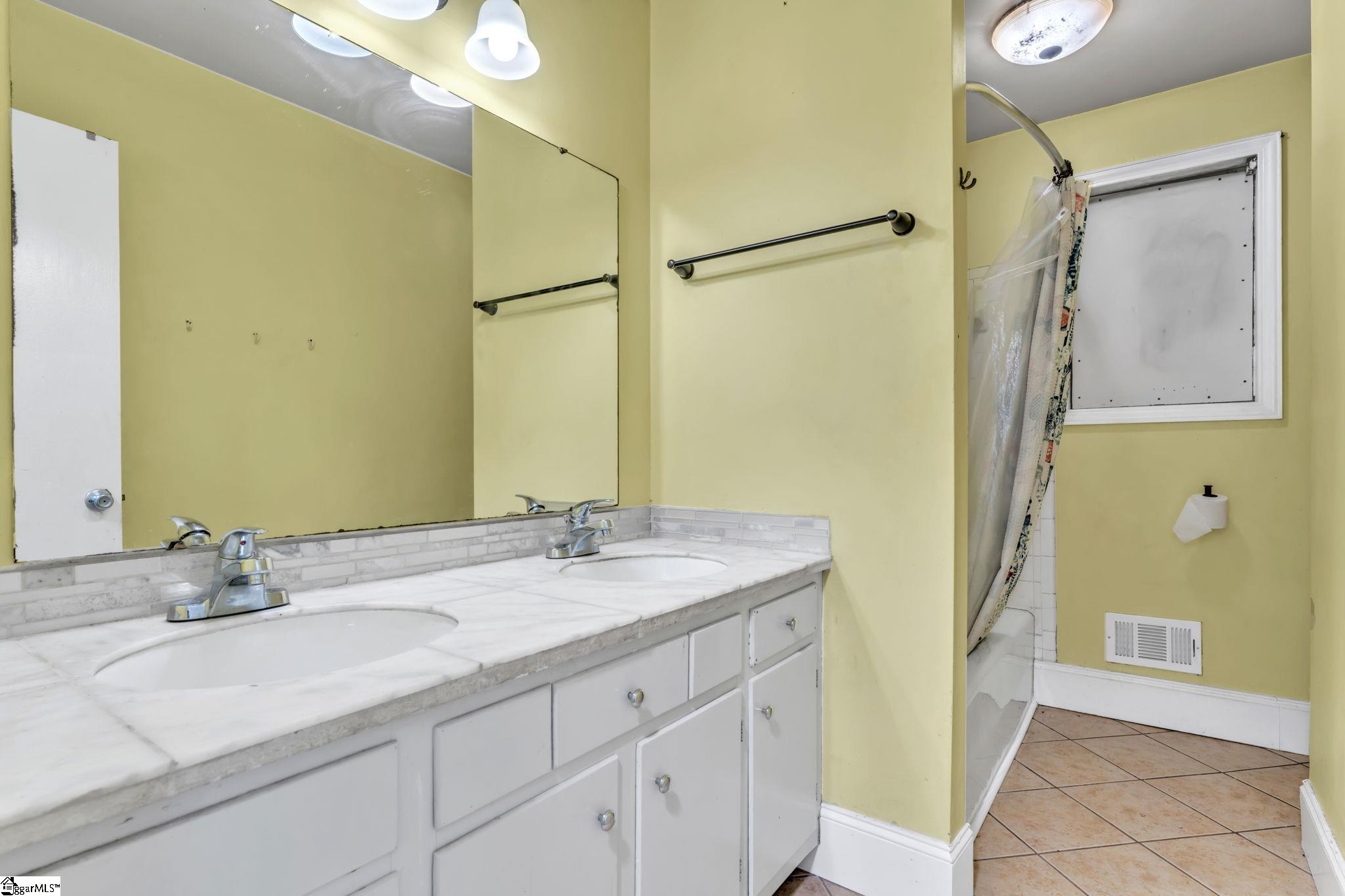 2601 East Lee Road Taylors, SC 29687 - Photo 16 of 33 Gallery Image 16