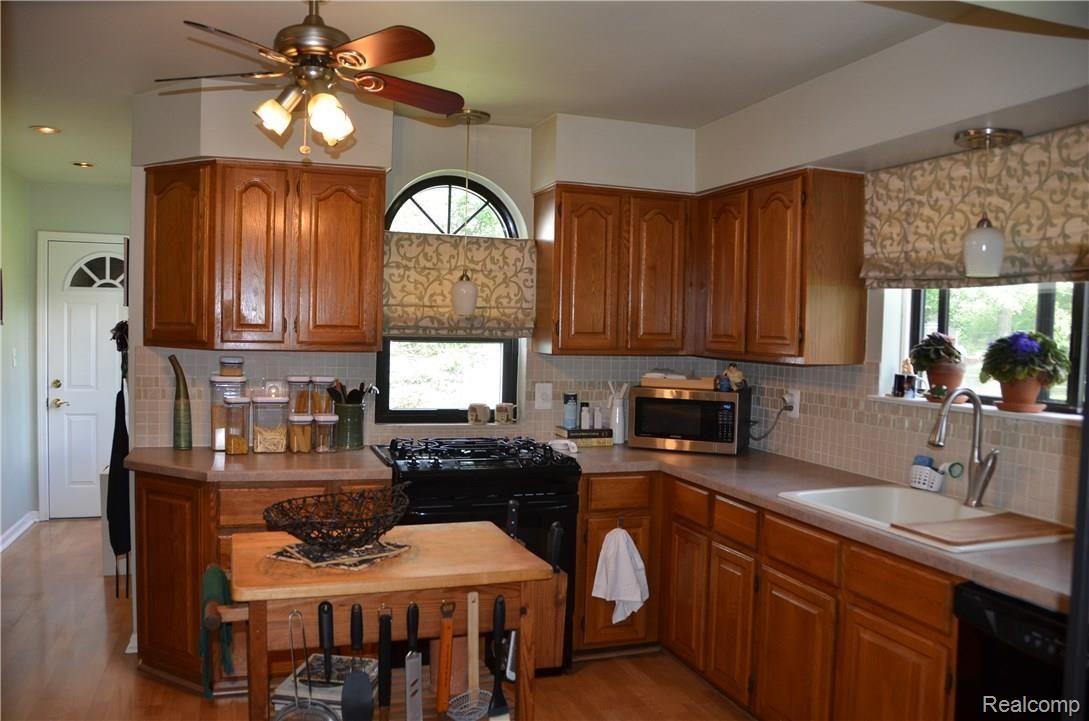 8945 Lake Road Grosse Ile, MI 48138 - Photo 20 of 36 DSC_3406.JPG