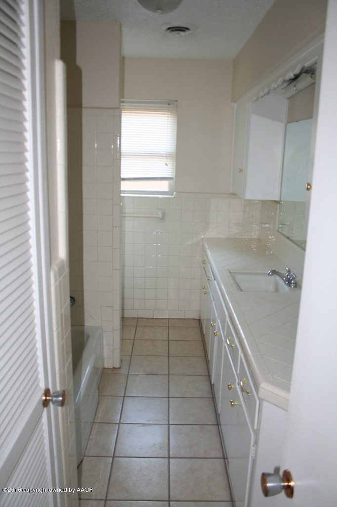 3407 Royal Road Amarillo, TX 79109 - Photo 10 of 20 Spare Bathroom