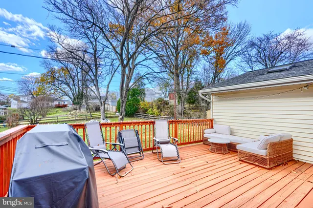a view of a house with yard and tree s