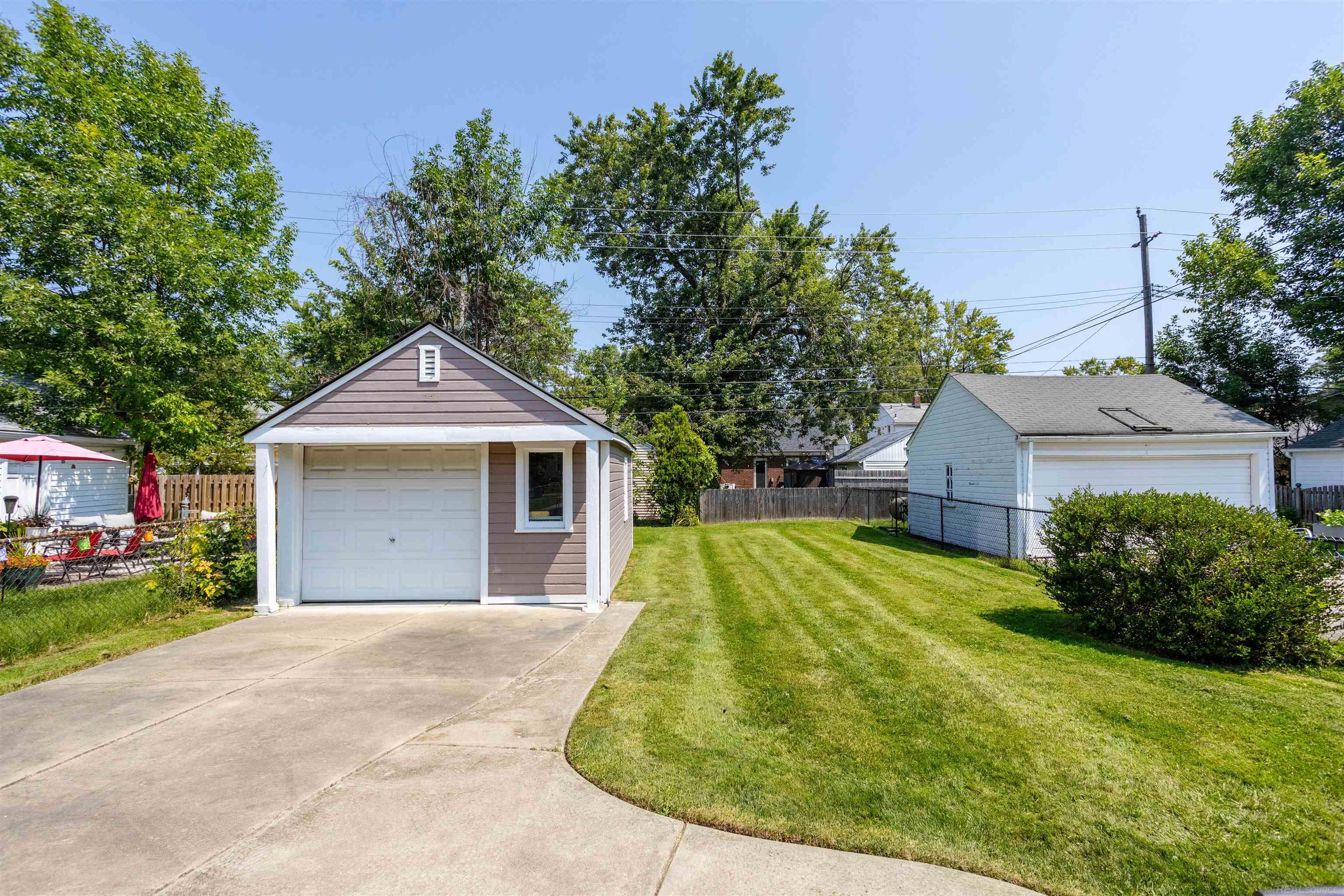 1410 Roslyn Road Grosse Pointe, MI 48236 - Photo 10 of 33 50150671-55489551-ede0-4b8a-857c-91b983dbda5c.JPG