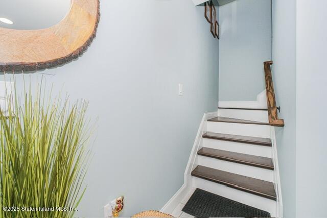 217 Jamie Lane Staten Island, NY 10312 - Photo 8 of 29 a view of entryway