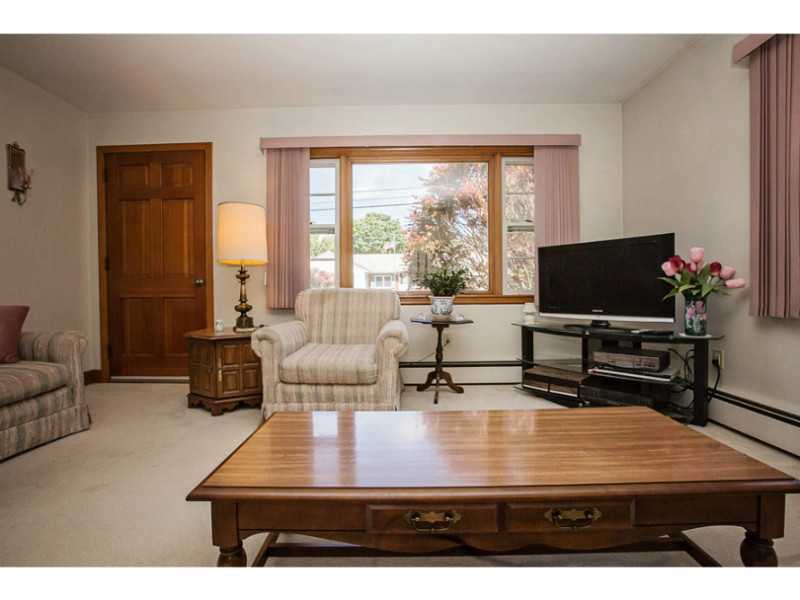 66 Kingswood Road Bristol, RI 02809 - Photo 11 of 24 Living Room.