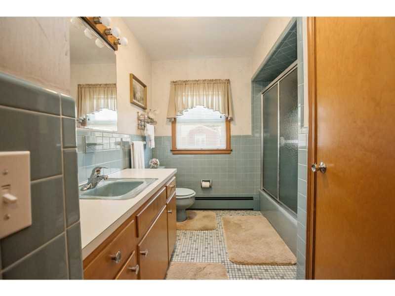 66 Kingswood Road Bristol, RI 02809 - Photo 18 of 24 Bathroom.