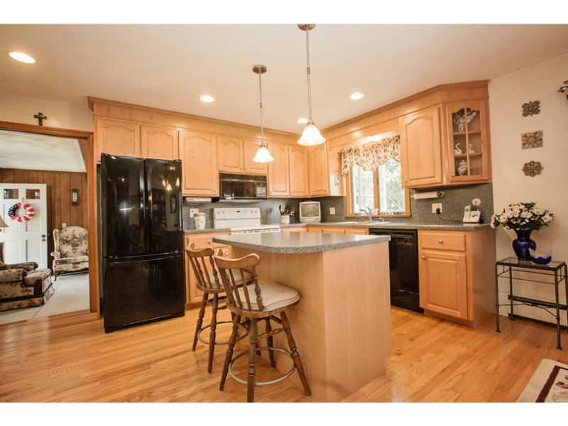 66 Kingswood Road Bristol, RI 02809 - Photo 9 of 24 Kitchen.
