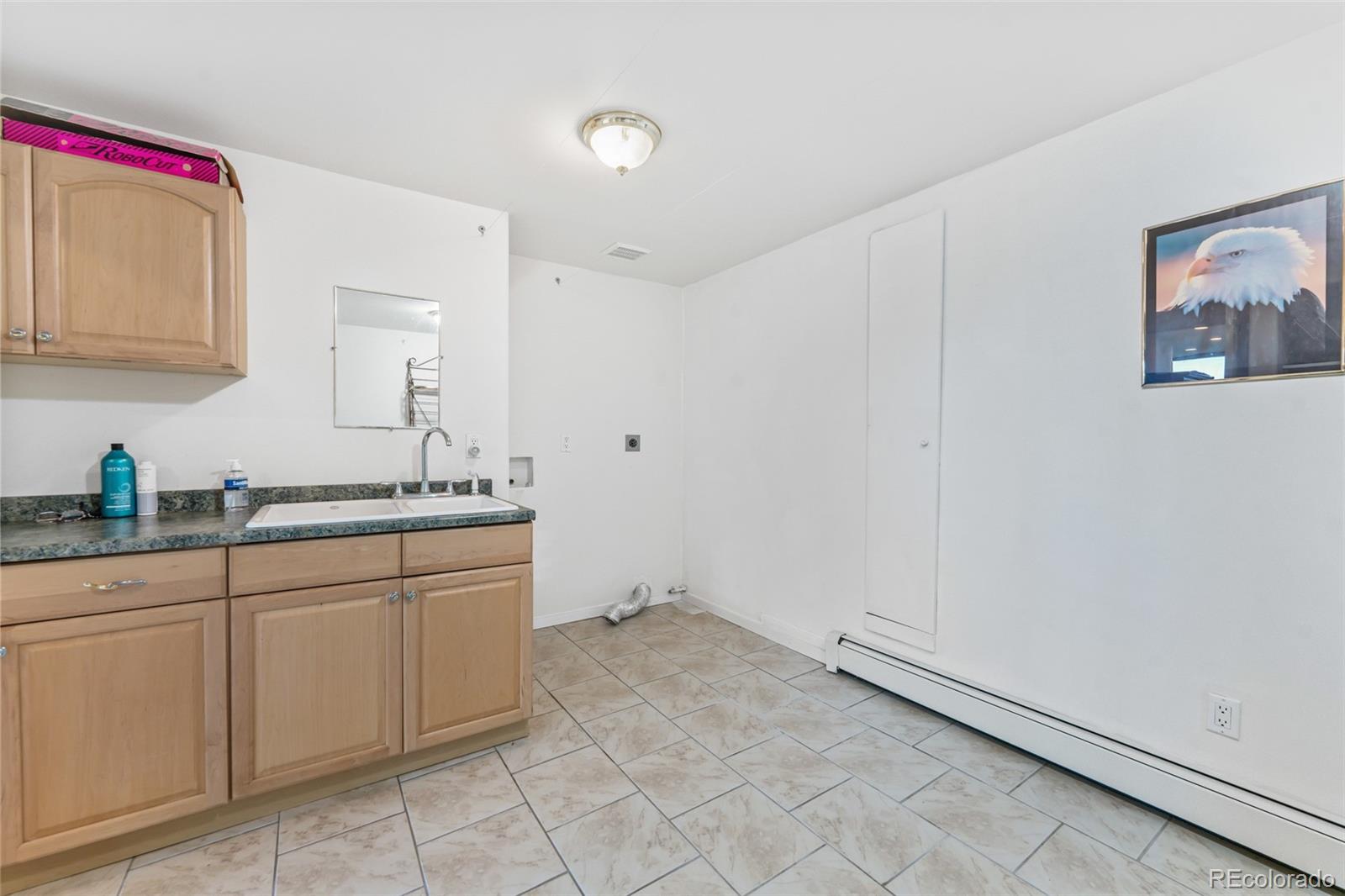323 Overlook Lane Boulder, CO 80302 - Photo 20 of 40 a spacious bathroom with a sink and a mirror