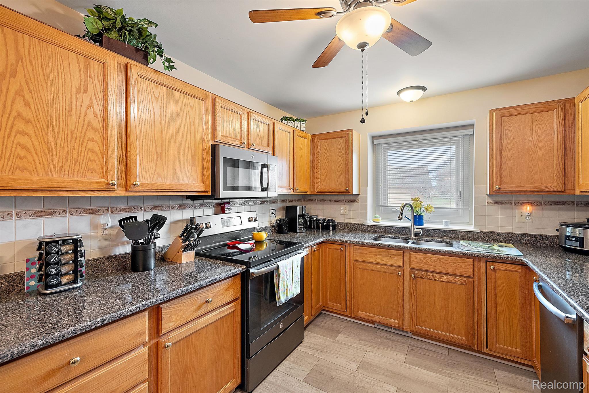 16824 Country Ridge Court Macomb, MI 48044 - Photo 6 of 36 Kitchen