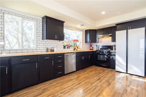 $439,999 | 42614 Cabin Drive, Lake Hughes, CA 93532