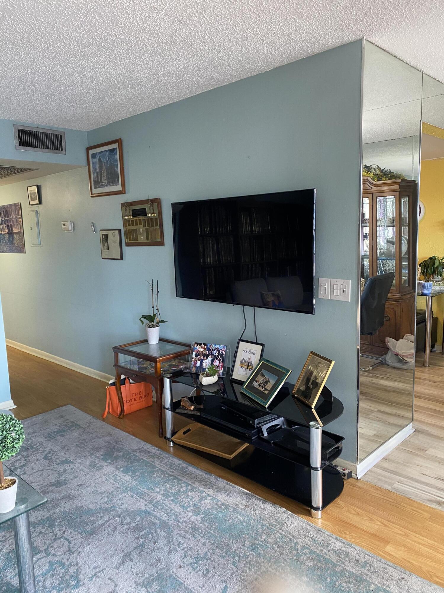 2068 Wolverton East, Unit D Boca Raton, FL 33434 - Photo 8 of 31 66728F7F-1810-499C-A58D-17889BA20075