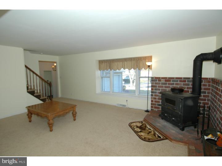 52 Georgetown Road Columbus, NJ 08022 - Photo 11 of 25 Living Room