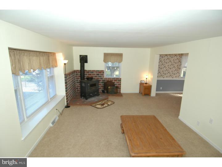 52 Georgetown Road Columbus, NJ 08022 - Photo 9 of 25 Living Room