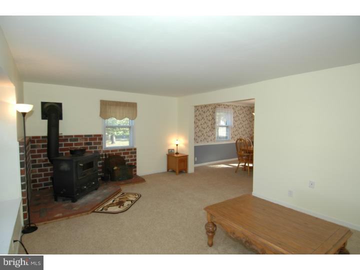 52 Georgetown Road Columbus, NJ 08022 - Photo 10 of 25 Living Room