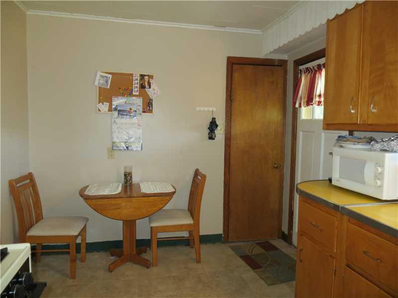 196 Foxwood Road Coraopolis, PA 15108 - Photo 4 of 7 Kitchen.
