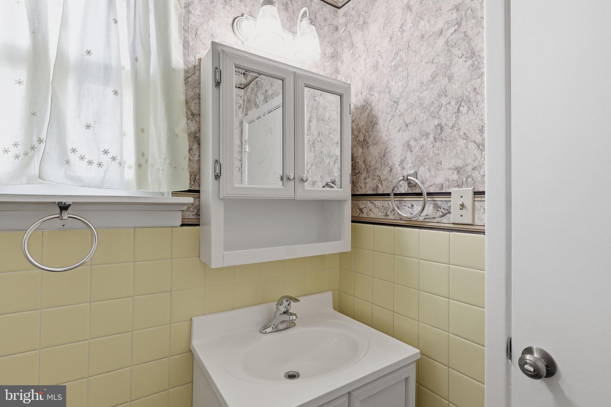 403 Byron Road Warminster, PA 18974 - Photo 32 of 76 Primary Bath