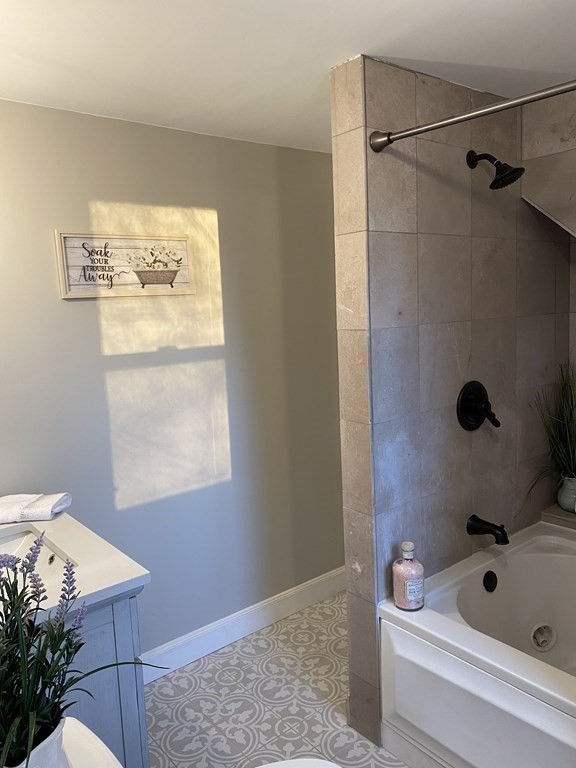68 Eloise Street Springfield, MA 01118 - Photo 20 of 33