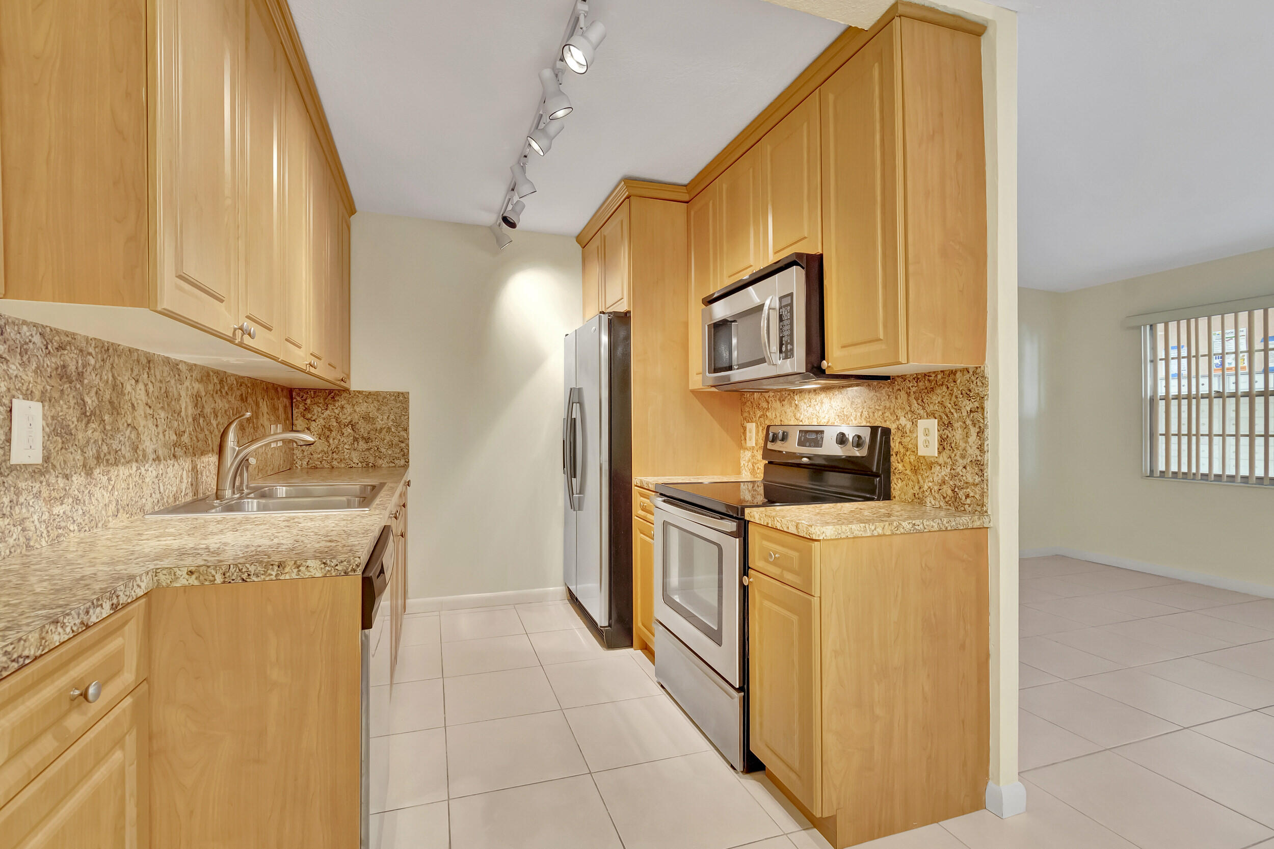 1091 Wolverton East Boca Raton, FL 33434 - Photo 2 of 42 17_dsc_5754