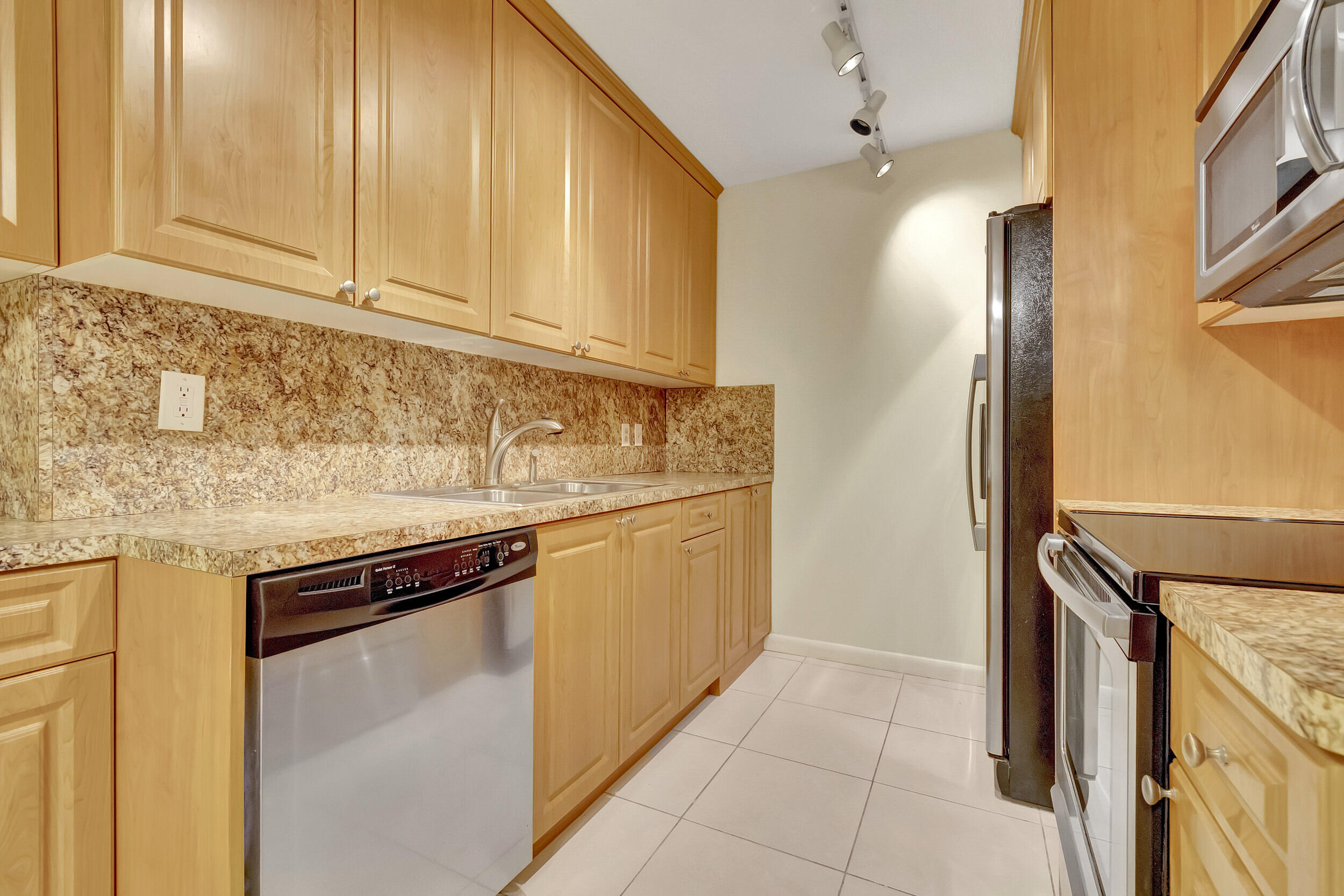 1091 Wolverton East Boca Raton, FL 33434 - Photo 3 of 42 18_dsc_5759