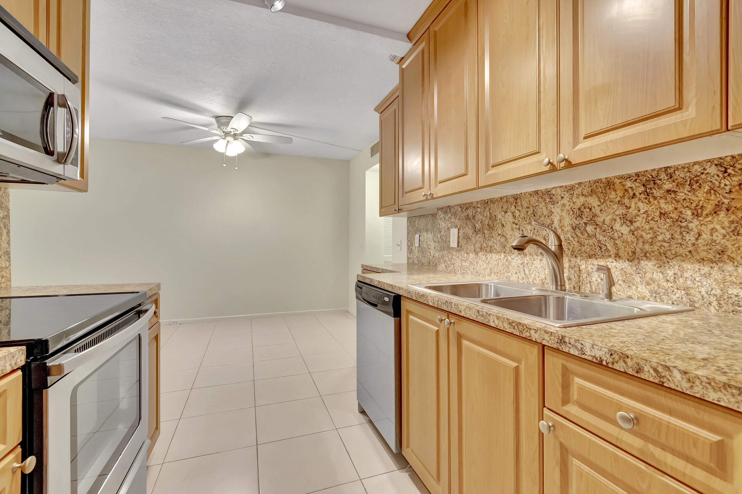 1091 Wolverton East Boca Raton, FL 33434 - Photo 5 of 42 21_dsc_5774