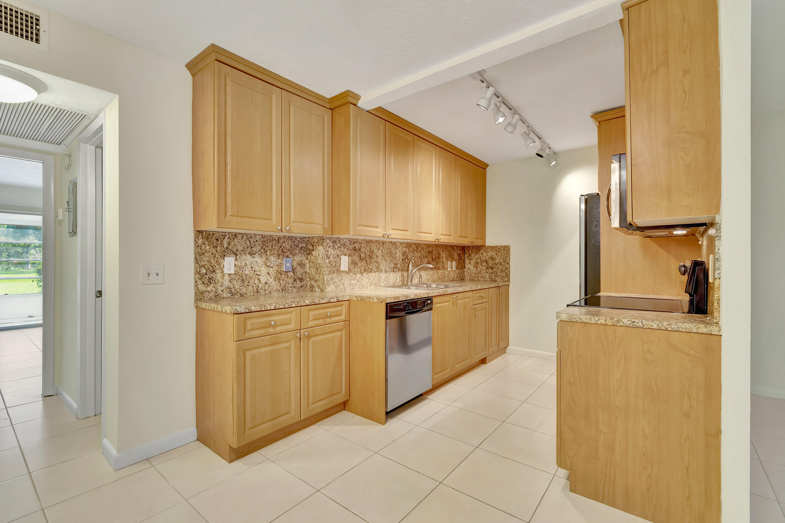1091 Wolverton East Boca Raton, FL 33434 - Photo 6 of 42 16_dsc_5749