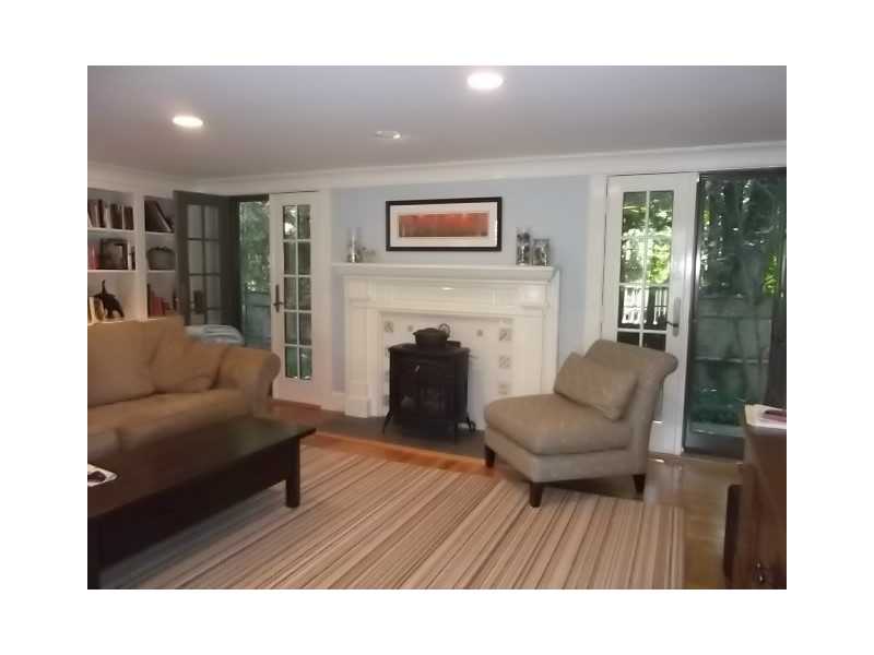 11 Hillside Road Bristol, RI 02809 - Photo 4 of 11 Living Room.