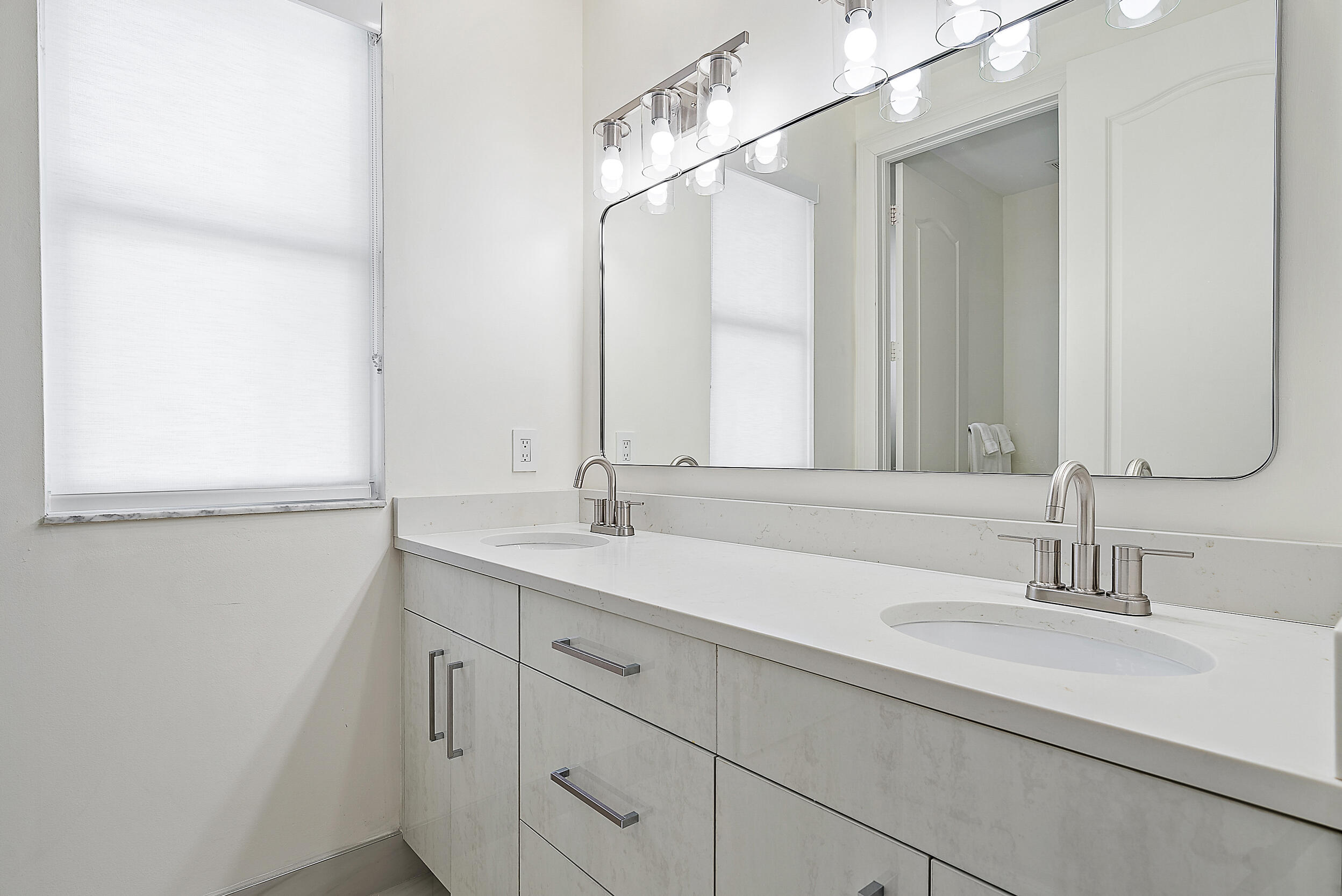 2109 Spring Court Palm Beach Gardens, FL 33410 - Photo 18 of 43 Guest Bathroom
